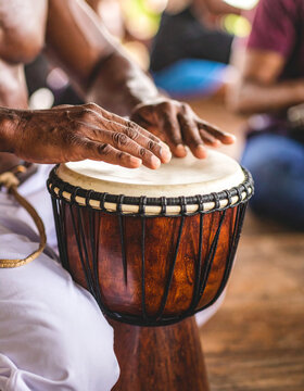 M&atilde;os tocando instrumentos de capoeira