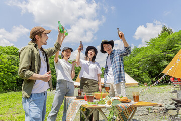 キャンプ　乾杯をする男女