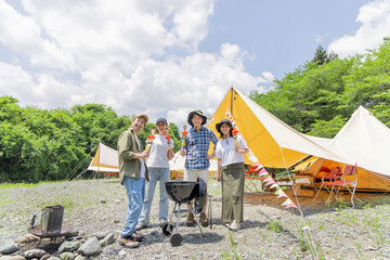 キャンプをする男女