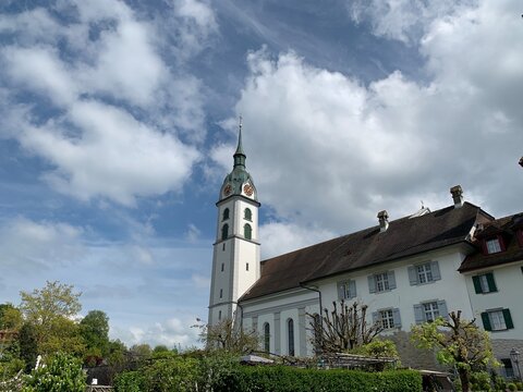 Kirche mit Kirchturm der Stadt Sempach