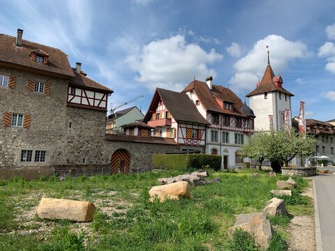Stadt Sempach am Sempachersee - Stadtmauer und Altstadth&auml;user beim Luzernertor, Schweiz