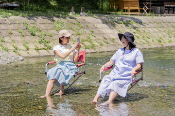 キャンプ　川に足をつける女性