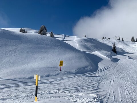 Landschaft vom Skigebiet Heinzenberg im Schnee - blauer Himmel - Schlittelbahn