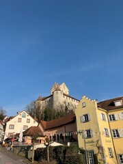 Schloss Meersburg am Bodensee mit bunter Altstadt