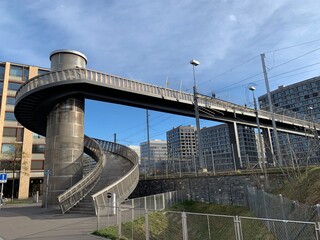 Stadt Z&uuml;rich - Negrelisteg &uuml;ber die Bahngleise / Br&uuml;cke zur Europaallee beim Hauptbahnhof