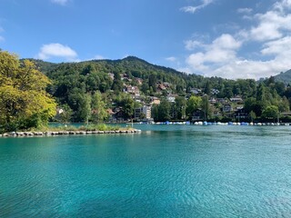 Abfluss vom Fluss Aare aus dem Thunersee in der Stadt Thun im Kanton Bern, mit H&uuml;gel und Wald in der Landschaft, Goldiwil, See, Ufer, 