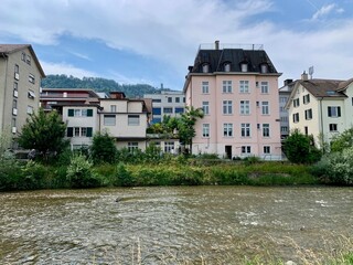 H&auml;user am Sihlufer / Fluss Sihl in der Stadt Adliswil im Sihltal, Schweiz
