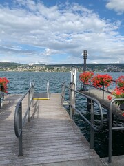 Schiffssteg, Schiffsanlagestelle in R&uuml;schlikon, am Z&uuml;richsee, Schweiz