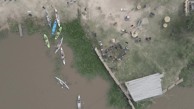 Canoas, costa y c&iacute;rculo de gente