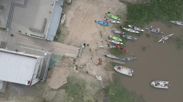 Costa, canoas y gente