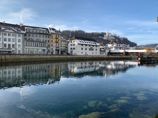 Naklejka premium Stadt Luzern im Winter am Fluss Reuss mit Schnee