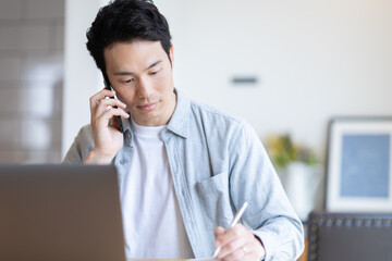 自宅で仕事をする男性