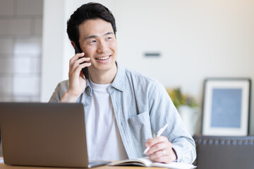 自宅で仕事をする男性