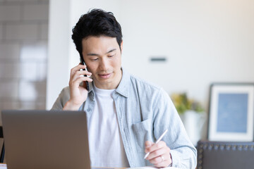 自宅で仕事をする男性