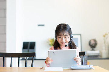 自宅で勉強をする女の子