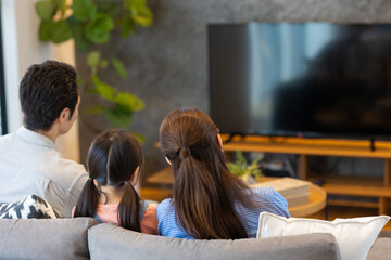 テレビを見る家族