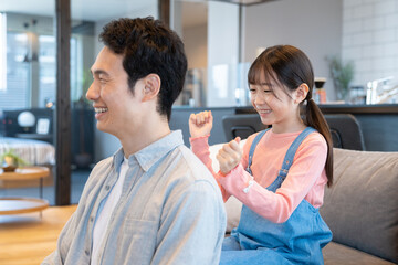 Obraz premium 父親の肩を叩く女の子