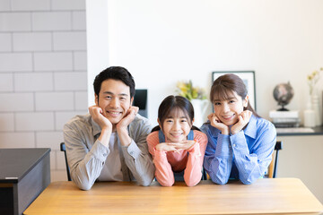 Fototapeta premium 3人家族のポートレート