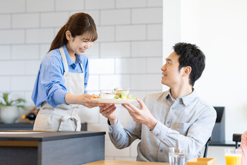 食事を運ぶ女性