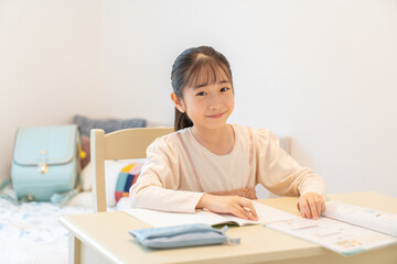 Naklejka premium 自室で勉強する女の子