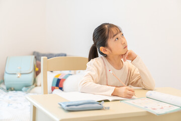 自室で勉強する女の子