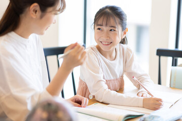 母に勉強を教えてもらう娘