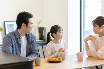 おやつを食べる家族