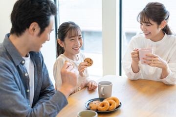 おやつを食べる家族 © milatas