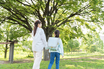 Fototapeta premium 手を繋いで歩く親子