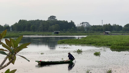 Obraz premium Serene Fisherman in a Calm Lake Tranquil Waters and Peaceful Reflections