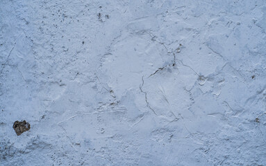 Textura de pared blanca con grietas y superficie deteriorada