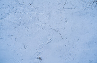 Textura de pared azul clara con grieta central y superficie rugosa