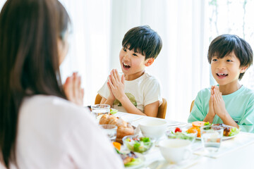 ダイニングで食事する家族