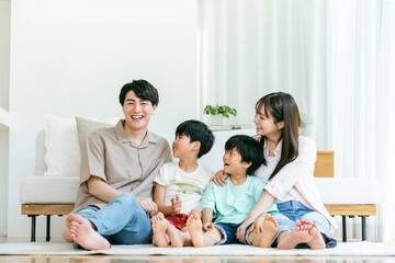 リビングでくつろぐ家族