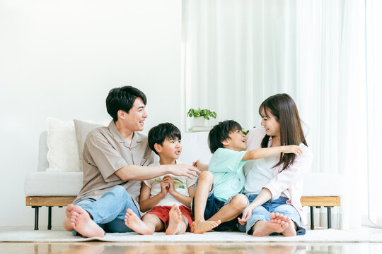 リビングでくつろぐ家族