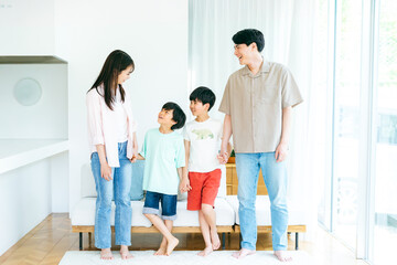 リビングに並んで立つ家族
