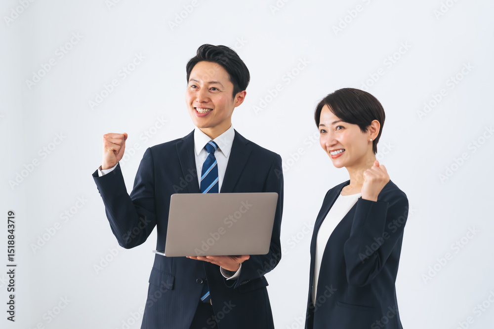 Aufkleber ガッツポーズ、ビジネスパーソン、元気、笑顔、やる気、ノートパソコン、DX、IT、仕事、チームワーク、協力、人材、インターネット、オンライン、web、充実、満足、やりがい、モチベーション、ポジティブ、がんばる、努力、応援、合格、挑戦、チャレンジ、達成、目標、サクセス、成功、ファイト、ビジネスウーマン、ビジネスマン、女性、男性、日本人、資格、講師、コンサルタント、セミナー、白バック、切り抜き、受験、学