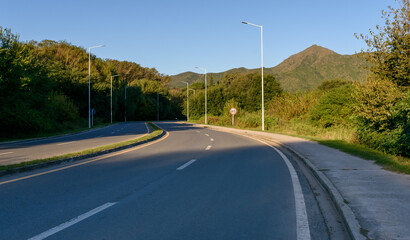 Curva en la carretera en la montaña. Paisaje de bosques en las sierras de Córdoba. Argentina....