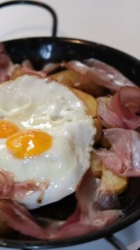 huevo con beicon y patatas