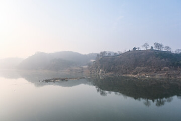 錦江橋から見る朝靄に煙る世界遺産の公山城