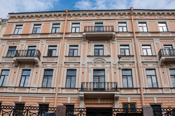 Historical Architecture Highlights in St Petersburg Featuring Decorative Balconies and Intricate Facades Under a Partly Cloudy Sky
