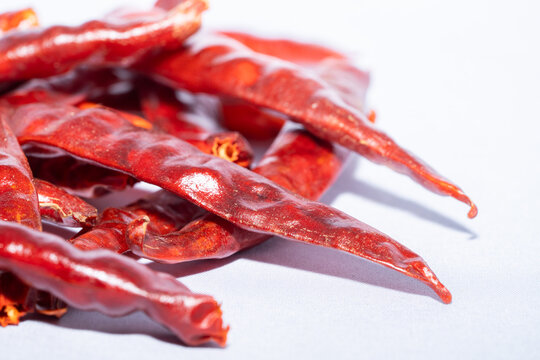 Dried red chili peppers: a spicy and healthy food ingredient