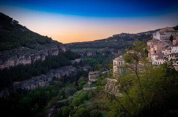 Vista de la ciudad medieval de Cuenca, situada en los acantilados en España.