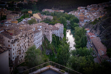 Vista de la ciudad medieval de Cuenca, situada en los acantilados en España.	
