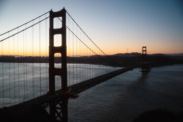 朝焼けに染まるゴールデンゲートブリッジ
