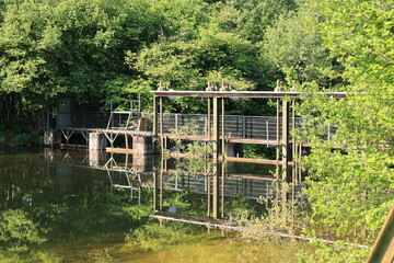 Staustufe am Fluss Möhne bei Ense im Arnsberger Wald
