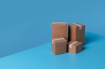 Obraz premium Stacked cardboard boxes against a blue background