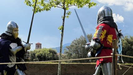 Battaglia fra cavalieri in armatura medievale