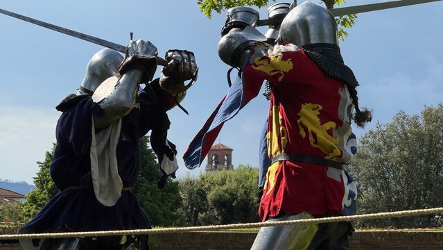 Duello di spada fra cavalieri in armatura
