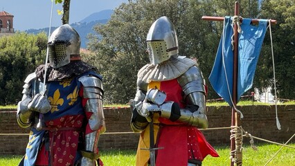 Cavalieri in piedi in attesa del combattimento